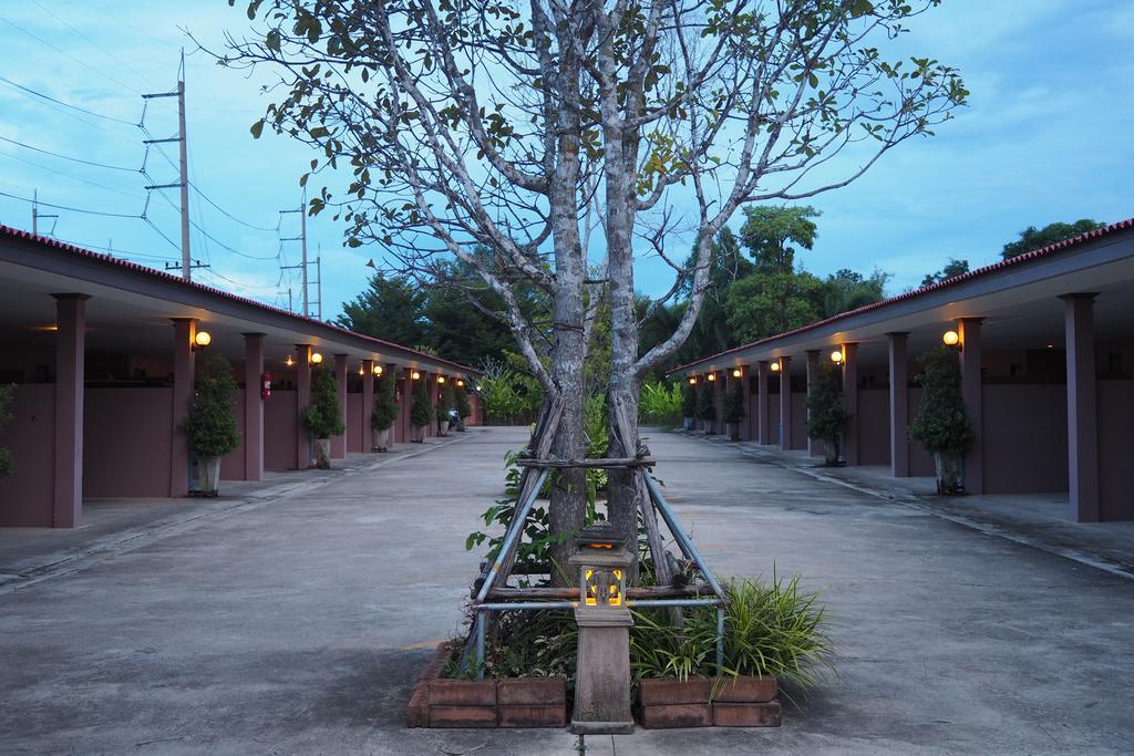 Rimmueng Resort Phanom Sarakham Екстер'єр фото